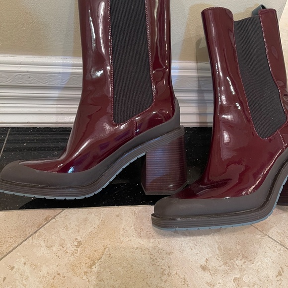 NEW TORY BURCH Expedition Chelsea boots in red patent leather - Picture 5 of 9
